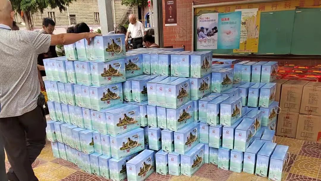 重陽節(jié)慰問老人，永佳食品商貿(mào)一直在行動